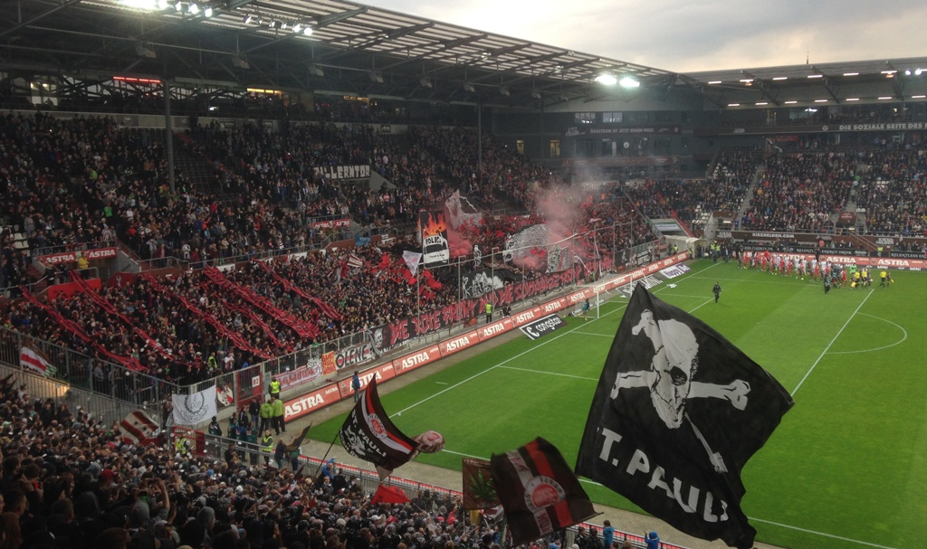 Choreo FC St.Pauli - SV Sandhausen "Die rote Front und die schwarze Front sind wir!"