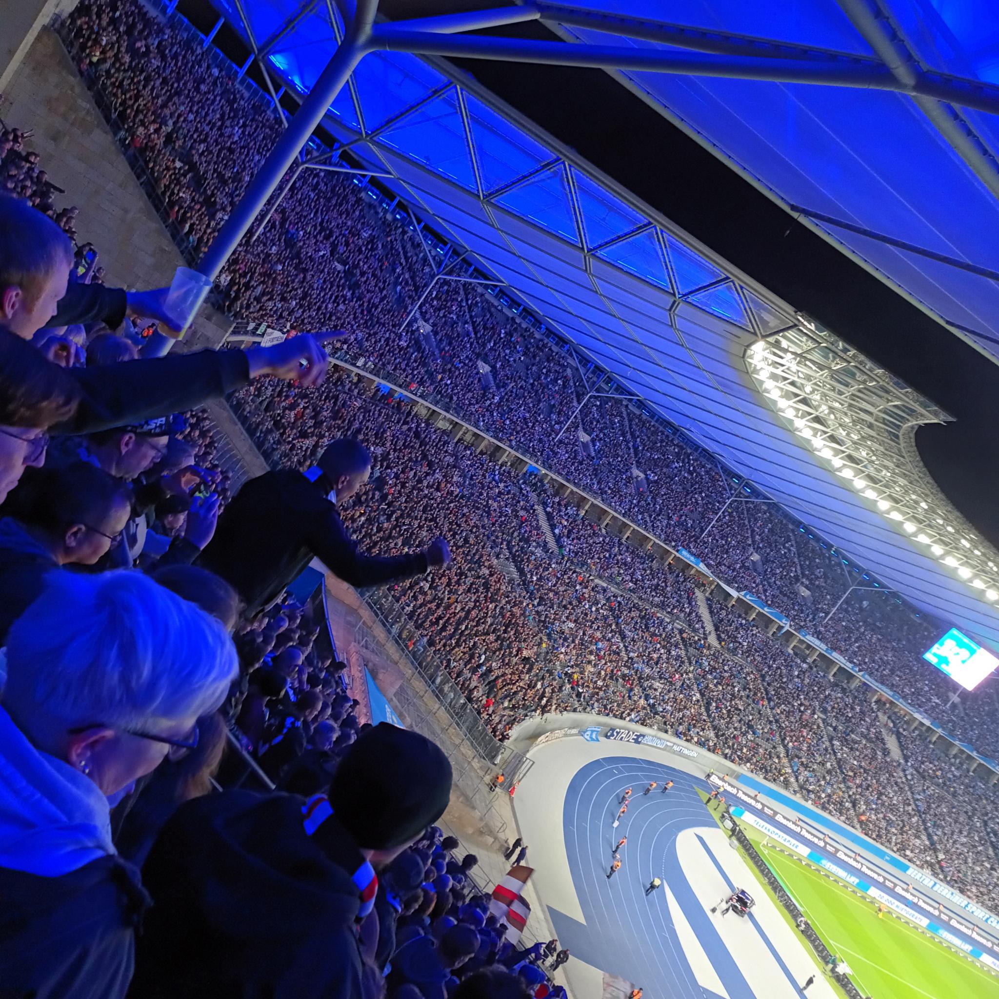 Berliner Olympiastadion in blau getaucht.