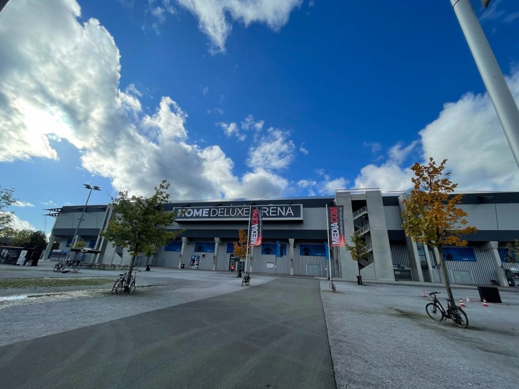 Das Paderborner Stadion von außen. Langweilig, heißt aber ausgerechnet "Home Deluxe Arena"... 