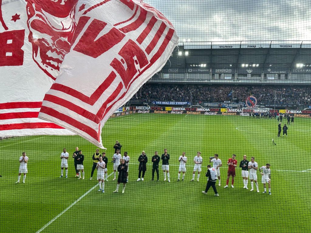 Die Spieler des FC St. Pauli bedanken sich bei ihren Fans
