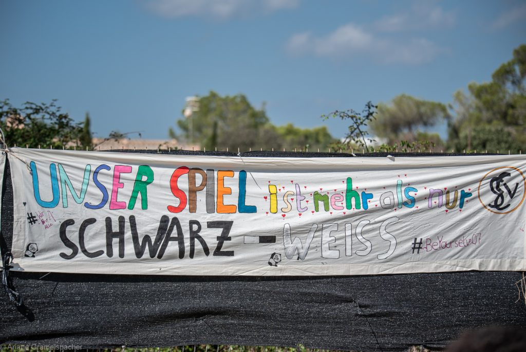 Banner des U16 Mädchenteams des SV Elversberg mit dem Schriftzug "Unser Spiel ist mehr als nur Schwarzweiß" und dem Hashtag #BeYoursElv07