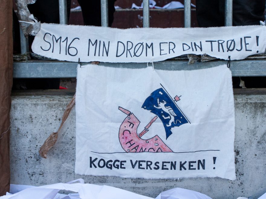 Banner mit dem Bild einer sinkenden Kogge und dem Text "Kogge versenken!"