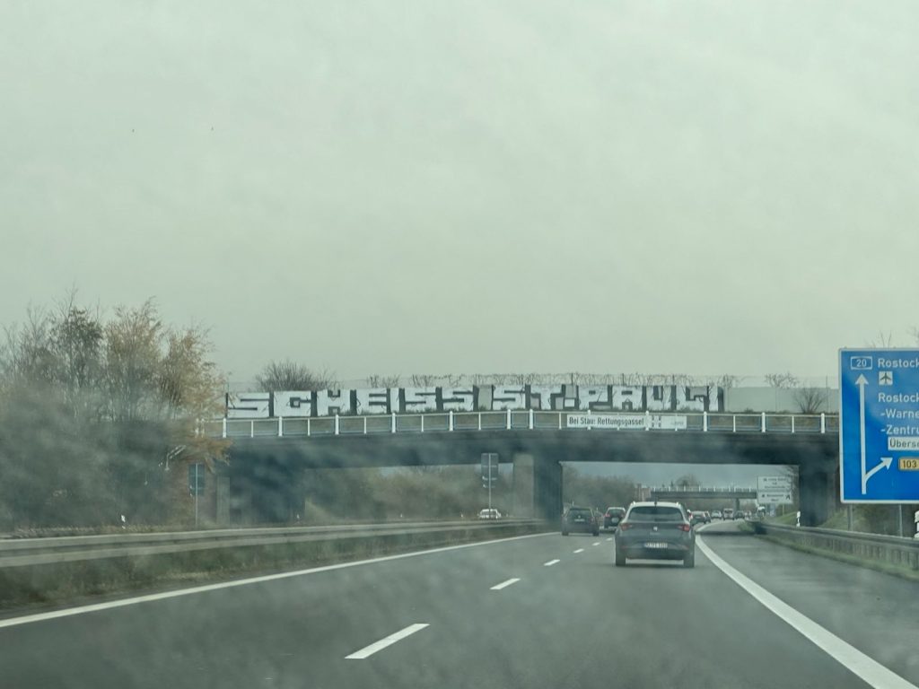 Autobahnbrücke mit Schriftzug "Scheiß St. Pauli"
