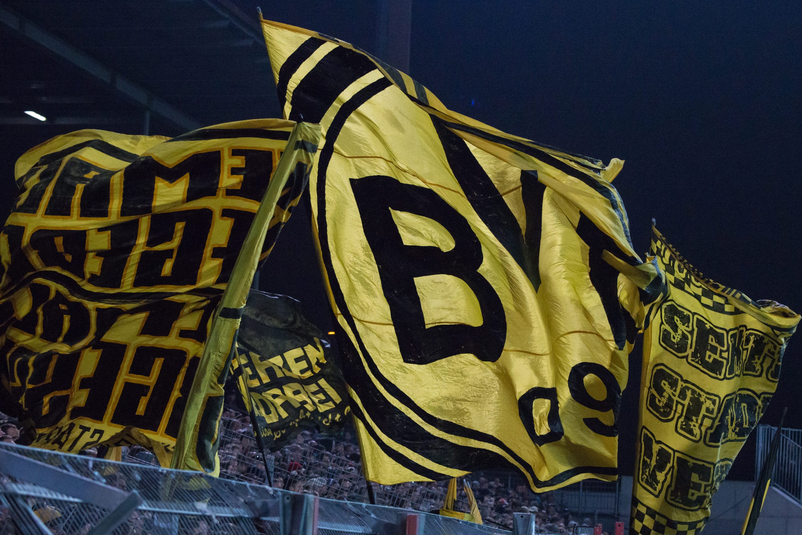 Wehende BVB-Fahnen