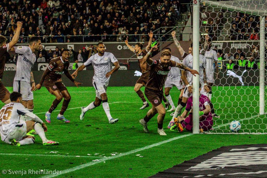 Jubel nach Boukhalfas Tor zum 1:1 Ausgleich in der 78. Minute gegen Bayer Leverkusen am 20. April 2025 am Millerntor. 
Foto (c) Svenja Rheinländer.