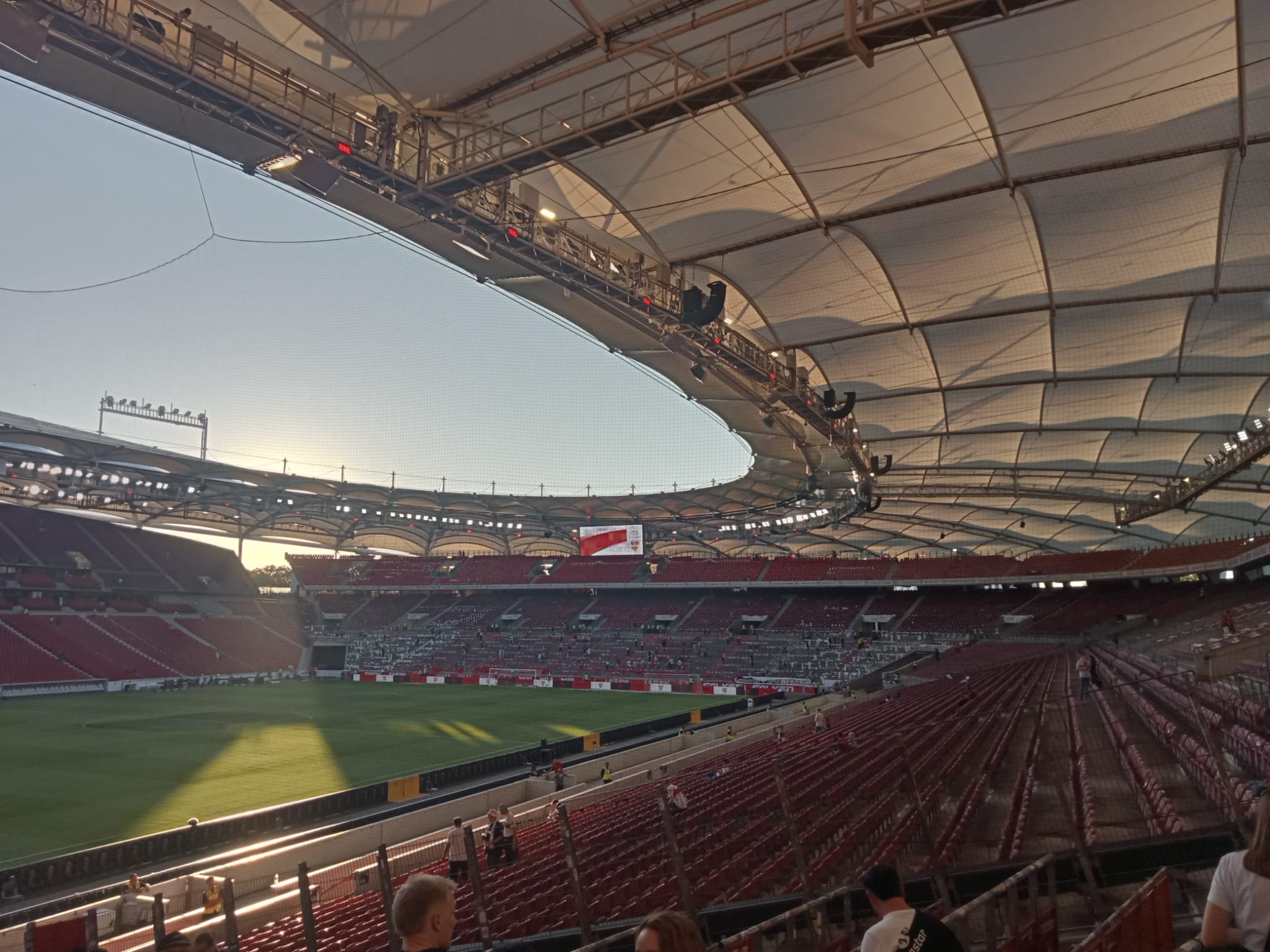 Die MHP-Arena des VfB Stuttgart, zwei Stunden vor Anpfiff. Foto von Nico Nachtigall.