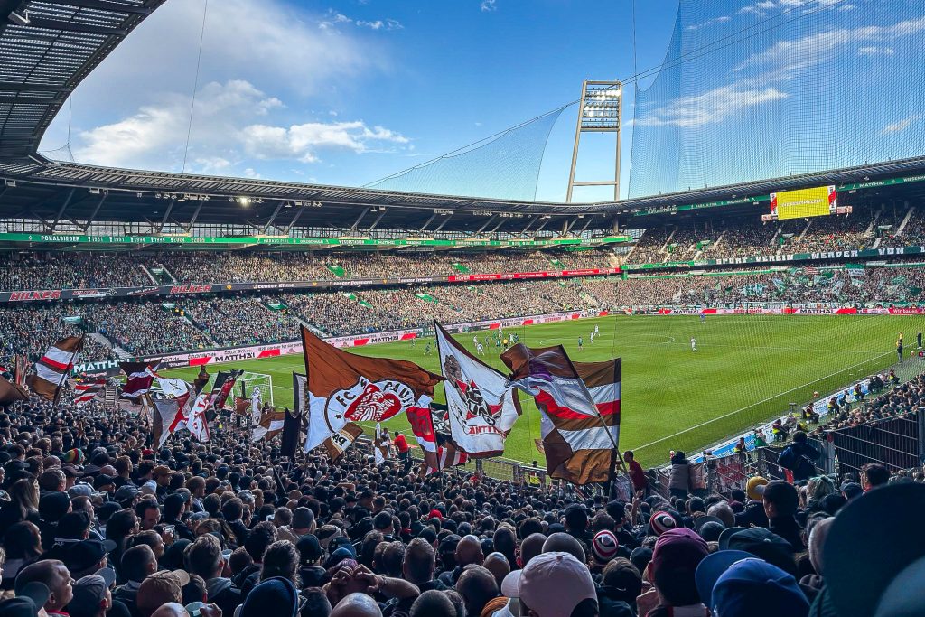 Das Bremer Weserstadion mit der St. Pauli-Gästekurve im Vordergrund