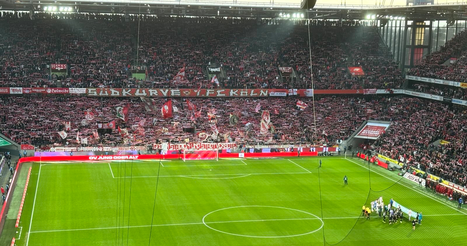 Rhein-Energie-Stadion mit Südkurve des 1. FC Köln