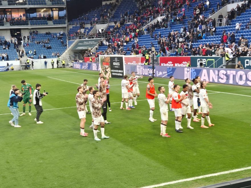 Die Mannschaft nach Abpfiff vorm St. Pauli Block