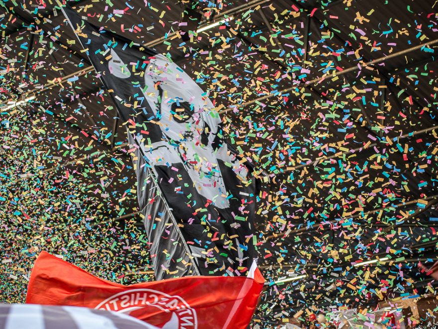 Konfetti-Inferno auf der Gegengeraden beim Spiel gegen Fürth am 2. August 2019